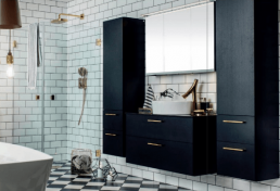 sort baderominnredning med messing detaljer