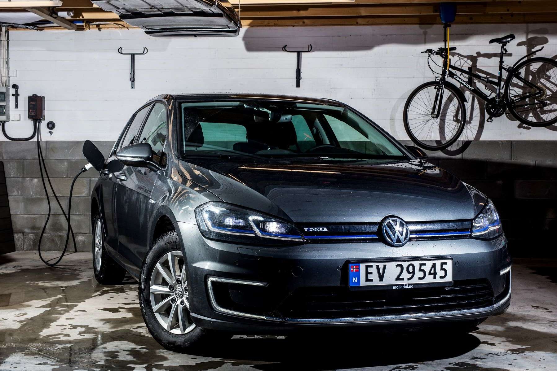 Elbil som lader med juicebox hjemmelader fra PEC