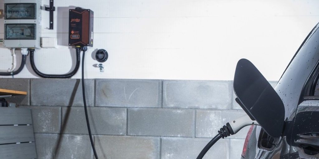 Elbil som lader med godkjent elbil-lader