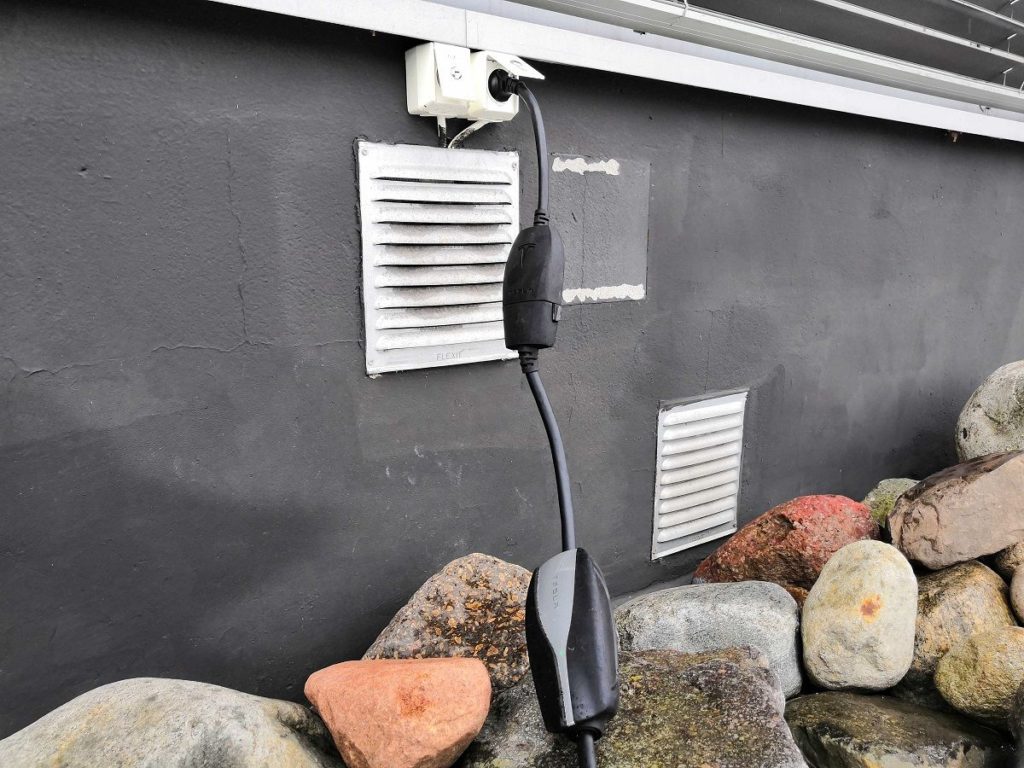 Ladekabel for tesla elbil i stikkontakt