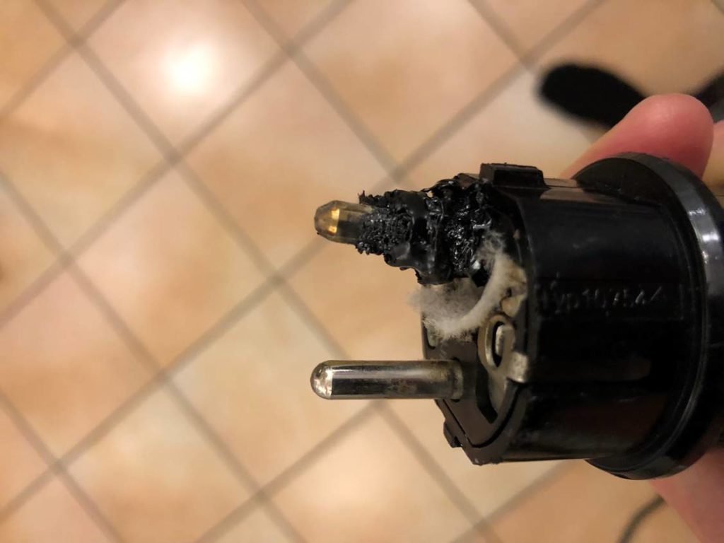 Ødelagt stikkontakt som er brukt til elbil