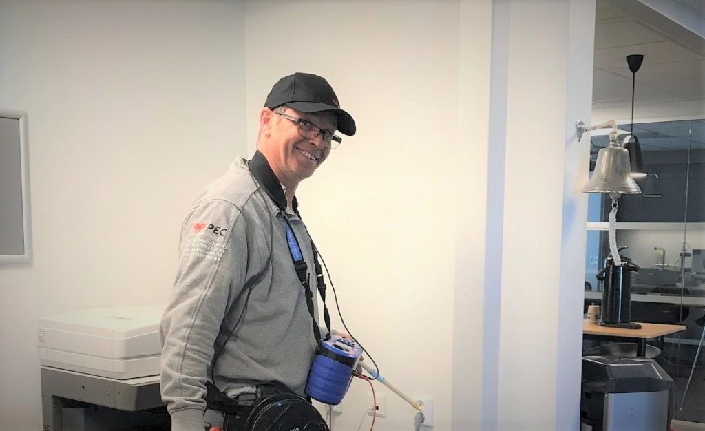 Glad elektriker fra PEC på el-sjekk