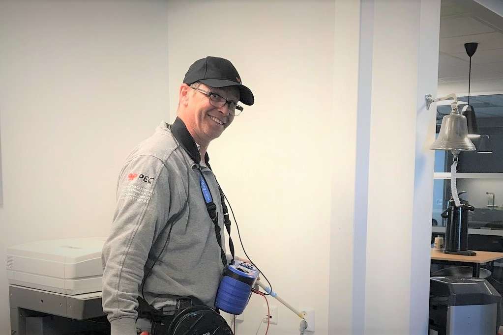 Glad elektriker fra PEC på el-sjekk